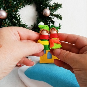 Iarna magica cu Mos Craciun si familia lui de papusi din lemn. - jucării și echipamente pentru copii - marionete - set de marionete - Artynos.ro