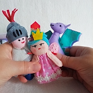 Set de Poveste din Fetru , Prințesă, Cavaler și Dragon în Cutia Lor Fermecată . - jucării și echipamente pentru copii - jucării și accesorii pentru copii - păpuși de joacă - Artynos.ro