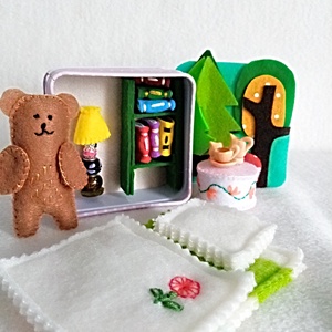 Micul urs in casuta lui ,  Jucarie miniatura in cutie cadou pentru copii . - Artynos.ro