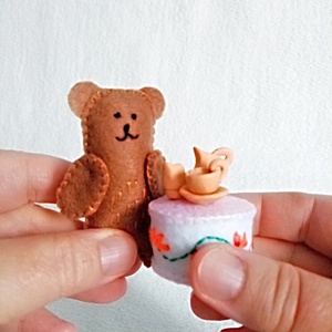 Micul urs în căsuța lui ,  Jucărie miniatură în cutie cadou pentru copii . - jucării și echipamente pentru copii - cărți pentru copii, cărți textile - Artynos.ro