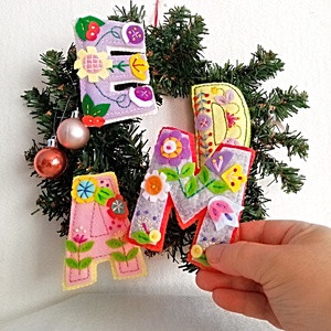 Litere decorative din fetru brodat ,ornament pentru Craciun ,decor pentru camera ., Jucarii si echipamente pentru copii, Jocuri de gandire, Curcubeu Montessori, jocuri Waldorf, Broderie, Cusatura, Alegeti literele din fetru brodat pentru decorat bradul de Craciun ,pentru banere decorative ,pentr..., ARTYNOS