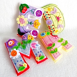 Litere decorative din fetru brodat ,ornament pentru Craciun ,decor pentru camera . - jucării și echipamente pentru copii - jocuri de gândire - curcubeu montessori, jocuri waldorf - Artynos.ro