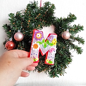 Litere decorative din fetru brodat ,ornament pentru Craciun ,decor pentru camera . - jucării și echipamente pentru copii - jocuri de gândire - curcubeu montessori, jocuri waldorf - Artynos.ro