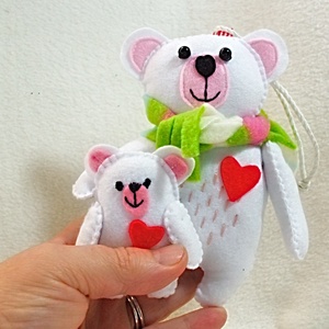 Familie de ursi iubitori ,ornament pentru Bradul de Craciun ,decor pentru iarna . - Artynos.ro