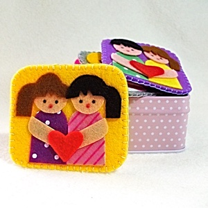 Brosa din fetru ,cadou ideal pentru mamici si fetite. - Artynos.ro