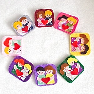 Brosa din fetru ,cadou ideal pentru mamici si fetite. - bijuterii - broșe - Artynos.ro