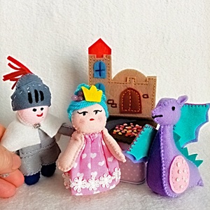 Poveste cu printesa ,cavaler si balaur din fetru intr-o cutie,cadou ideal pentru prescolari. - Artynos.ro