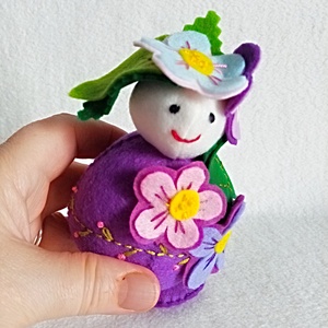 Figurina Violeta din fetru pentru educatie Waldorf. - jucării și echipamente pentru copii - jocuri de gândire - curcubeu montessori, jocuri waldorf - Artynos.ro