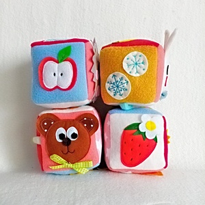 Set de 4 cuburi senzoriale ,Jucarie educativa pentru bebe de 6 luni. - Artynos.ro