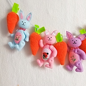 Ghirlanda decorativa de Pasti ci iepurasi din fetru brodati. - Artynos.ro