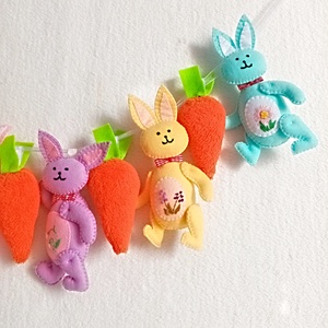 Ghirlanda decorativa de Pasti ci iepurasi din fetru brodati. - jucării și echipamente pentru copii - plușuri - iepure de pluș - Artynos.ro