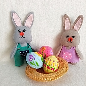 Familie de iepurasi pregatiti pentru sarbatoarea de Pasti., Jucarii si echipamente pentru copii, Jocuri de gandire, Curcubeu Montessori, jocuri Waldorf, Cusatura, Broderie, ARTYNOS