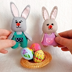 Familie de iepurasi pregatiti pentru sarbatoarea de Pasti. - jucării și echipamente pentru copii - jocuri de gândire - curcubeu montessori, jocuri waldorf - Artynos.ro