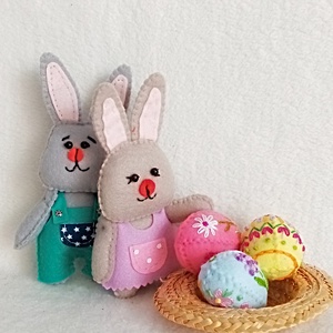 Familie de iepurasi pregatiti pentru sarbatoarea de Pasti. - jucării și echipamente pentru copii - jocuri de gândire - curcubeu montessori, jocuri waldorf - Artynos.ro