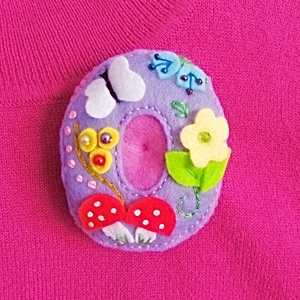 Brosa din fetru cu litera brodata la alegere � Cadou personal si deosebit. - Artynos.ro