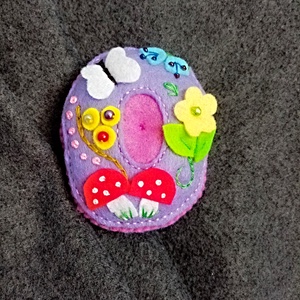 Brosă din fetru cu literă brodată la alegere � Cadou personal și deosebit. - bijuterii - broșe - Artynos.ro