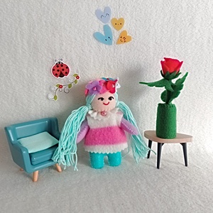 Papusa din fetru ,jucarie ideala de pus in buzunar. - jucării și echipamente pentru copii - jucării și accesorii pentru copii - păpușă de îmbrăcat - Artynos.ro