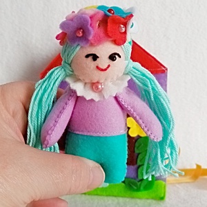 Papusa din fetru ,jucarie ideala de pus in buzunar., Jucarii si echipamente pentru copii, Jucarii si accesorii pentru copii, Papusa de imbracat, Broderie, Cusatura, Papusa din fetru cu rochita detasabila este o jucarie adorabila si practica, creata special pentru ..., ARTYNOS