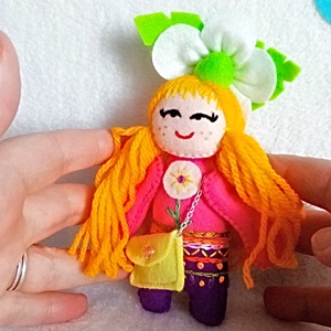 Papusa din fetru cu broderie si floare de primavara. - jucării și echipamente pentru copii - jucării și accesorii pentru copii - păpuși de joacă - Artynos.ro