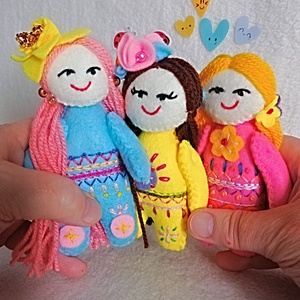 Papusa mica din fetru cu broderie ,jucarie handmade pentru fetite. - jucării și echipamente pentru copii - jucării și accesorii pentru copii - păpuși de joacă - Artynos.ro