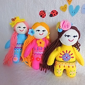 Papusa mica din fetru cu broderie ,jucarie handmade pentru fetite. - jucării și echipamente pentru copii - jucării și accesorii pentru copii - păpuși de joacă - Artynos.ro