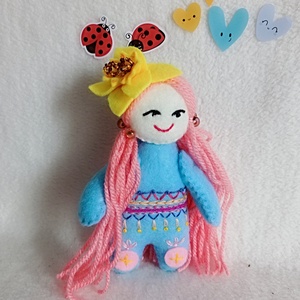 Papusa mica din fetru cu broderie ,jucarie handmade pentru fetite. - jucării și echipamente pentru copii - jucării și accesorii pentru copii - păpuși de joacă - Artynos.ro