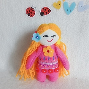 Papusa mica din fetru cu broderie ,jucarie handmade pentru fetite. - jucării și echipamente pentru copii - jucării și accesorii pentru copii - păpuși de joacă - Artynos.ro