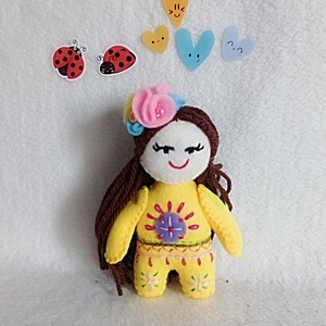 Papusa mica din fetru cu broderie ,jucarie handmade pentru fetite. - jucării și echipamente pentru copii - jucării și accesorii pentru copii - păpuși de joacă - Artynos.ro
