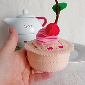 Placinta cu cirese – jucarie educativa din fetru pentru prescolari ., Jucarii si echipamente pentru copii, Jocuri de gandire, Curcubeu Montessori, jocuri Waldorf, Cusatura, Aceasta placinta cu cirese din fetru este o jucarie handmade adorabila, creata special pentru copii..., ARTYNOS