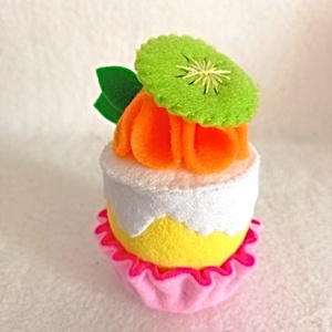 Cupcake cu kiwi � jucărie educativă din fetru pentru preșcolari . - jucării și echipamente pentru copii - jocuri de gândire - curcubeu montessori, jocuri waldorf - Artynos.ro