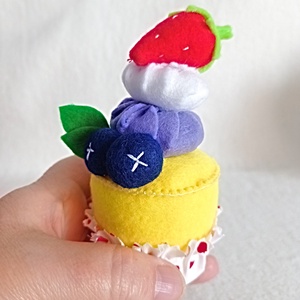 Cupcake cu fructe � jucarie educativa din fetru pentru prescolari. - Artynos.ro