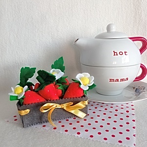 Cutie din fetru + set de 5 capsuni din fetru � ideal pentru activitati Montessori . - Artynos.ro