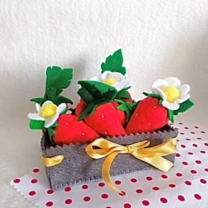 Cutie din fetru + set de 5 căpșuni din fetru � ideal pentru activități Montessori . - jucării și echipamente pentru copii - jocuri de gândire - curcubeu montessori, jocuri waldorf - Artynos.ro