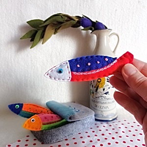 Sardine din fetru în conserva lor � jucărie handmade pentru jocuri de rol . - jucării și echipamente pentru copii - jocuri de gândire - curcubeu montessori, jocuri waldorf - Artynos.ro