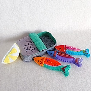 Sardine din fetru în conserva lor � jucărie handmade pentru jocuri de rol . - jucării și echipamente pentru copii - jocuri de gândire - curcubeu montessori, jocuri waldorf - Artynos.ro