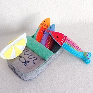 Sardine din fetru în conserva lor � jucărie handmade pentru jocuri de rol . - jucării și echipamente pentru copii - jocuri de gândire - curcubeu montessori, jocuri waldorf - Artynos.ro