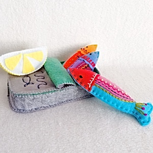 Sardine din fetru în conserva lor � jucărie handmade pentru jocuri de rol . - jucării și echipamente pentru copii - jocuri de gândire - curcubeu montessori, jocuri waldorf - Artynos.ro