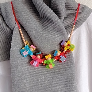 Colier din Papusi de Lemn ,Accesoriu Vesel pentru Fetite ,Cadou Handmade pentru Aniversare. - jucării și echipamente pentru copii - jocuri de gândire - curcubeu montessori, jocuri waldorf - Artynos.ro