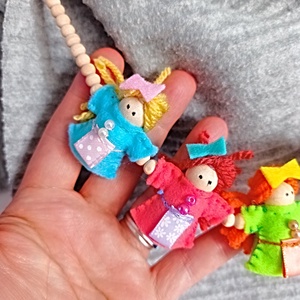 Colier din Papusi de Lemn ,Accesoriu Vesel pentru Fetite ,Cadou Handmade pentru Aniversare. - jucării și echipamente pentru copii - jocuri de gândire - curcubeu montessori, jocuri waldorf - Artynos.ro