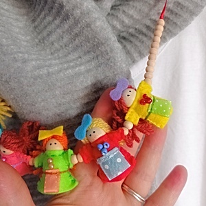 Colier din Papusi de Lemn ,Accesoriu Vesel pentru Fetite ,Cadou Handmade pentru Aniversare. - jucării și echipamente pentru copii - jocuri de gândire - curcubeu montessori, jocuri waldorf - Artynos.ro
