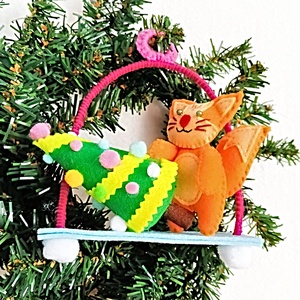 Pisica Jucausa , Decoratiune din Fetru pentru Bradul de Craciun. - crăciun - decorațiuni de crăciun de casă - figurine pentru pomul de crăciun - Artynos.ro