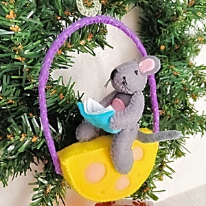 Decoratiune din Fetru pentru Bradul de Craciun ,Soricelul Cititor. - crăciun - decorațiuni de crăciun de casă - figurine pentru pomul de crăciun - Artynos.ro