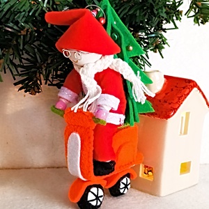 Ornament haios cu Mos Craciun pe scuter , Decoratiune unica din fetru pentru bradul de Craciun., Craciun, Decoratiuni de Craciun de casa, Figurine pentru pomul de Craciun, Cusatura, Papusi si fabricare de marionete, Va prezentam ornamentul nostru din pasla „Mos Craciun amuzant pe scuter” – completarea perfecta pen..., ARTYNOS