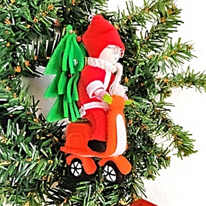Ornament haios cu Moș Crăciun pe scuter , Decorațiune unică din fetru pentru bradul de Crăciun. - crăciun - decorațiuni de crăciun de casă - figurine pentru pomul de crăciun - Artynos.ro