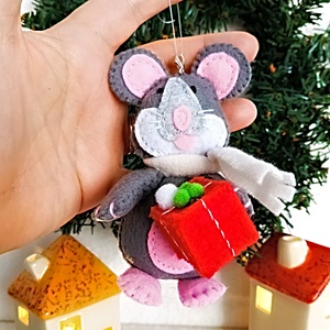 Șoricel cu cadou � ornament handmade din fetru pentru bradul de Crăciun . - crăciun - decorațiuni de crăciun de casă - figurine pentru pomul de crăciun - Artynos.ro