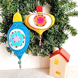 Set de 2 ornamente din fetru brodat pentru Craciun ,Cadou pentru familie. - crăciun - decorațiuni de crăciun de casă - figurine pentru pomul de crăciun - Artynos.ro