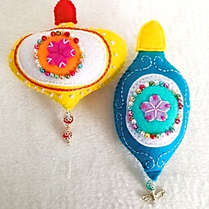 Set de 2 ornamente din fetru brodat pentru Craciun ,Cadou pentru familie. - crăciun - decorațiuni de crăciun de casă - figurine pentru pomul de crăciun - Artynos.ro