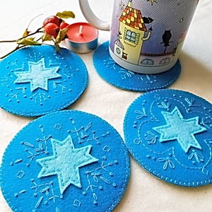 Set de 4 suporturi brodate pentru cani ,cadou handmade pentru Craciun. - Artynos.ro