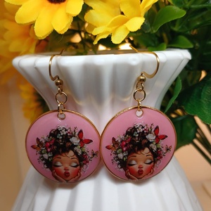 Cercei handmade Lovely Lady, Bijuterii, Cercei, Cercei din rasina, Confectionarea bijuteriilor, Adauga o pata de culoare si delicatete tinutei tale cu acesti cercei unici, realizati manual din ra..., ARTYNOS