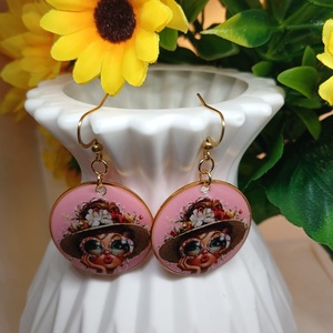 Cercei handmade Lady with glasses and hat, Bijuterii, Cercei, Cercei din rasina, Confectionarea bijuteriilor, Adauga o pata de culoare si delicatete tinutei tale cu acesti cercei unici, realizati manual din ra..., ARTYNOS